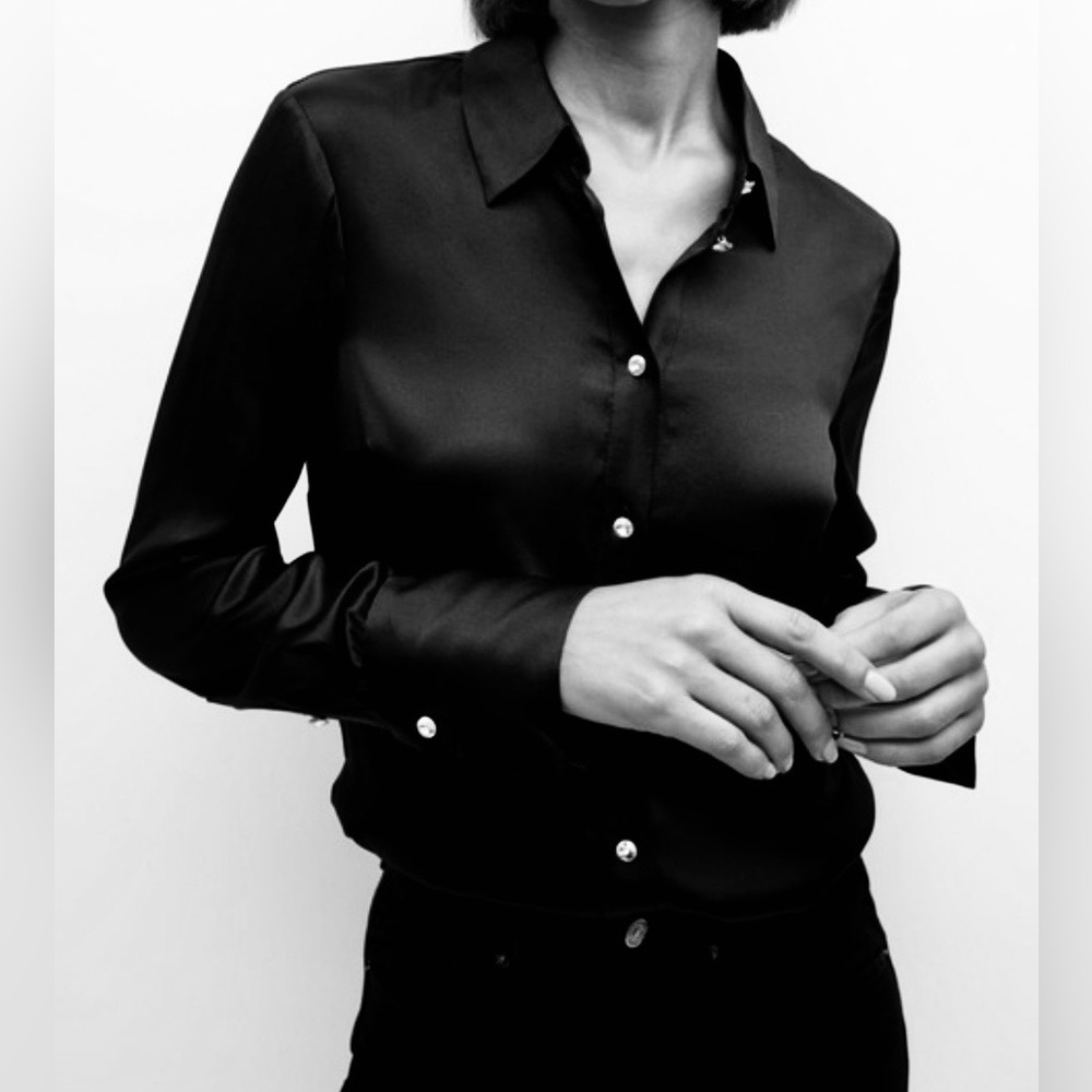 Veronica Beard - Monique Top
Elegant Button-Up/Sparkling Rhinestone Buttons!!